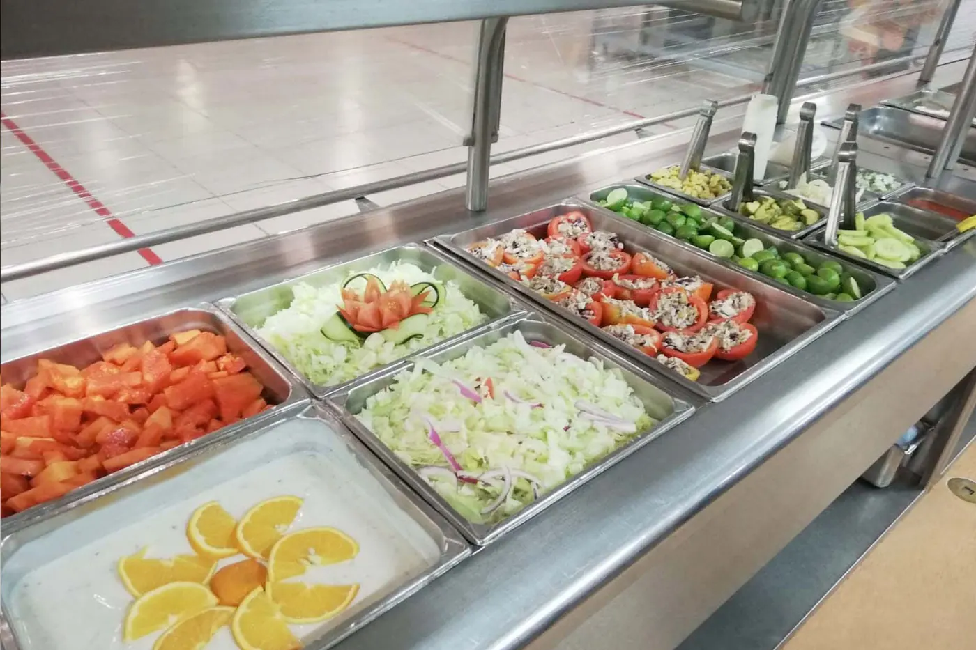 Barra de ensaladas y alimentos frescos para cafetería empresarial
