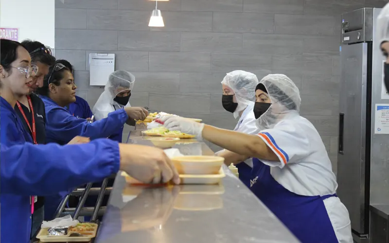 Entrega de alimentos para personal en operación industrial
