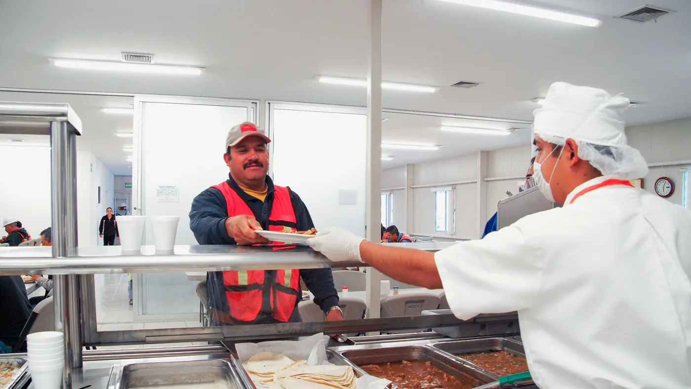 Servicio de comedor industrial para personal operativo en campo